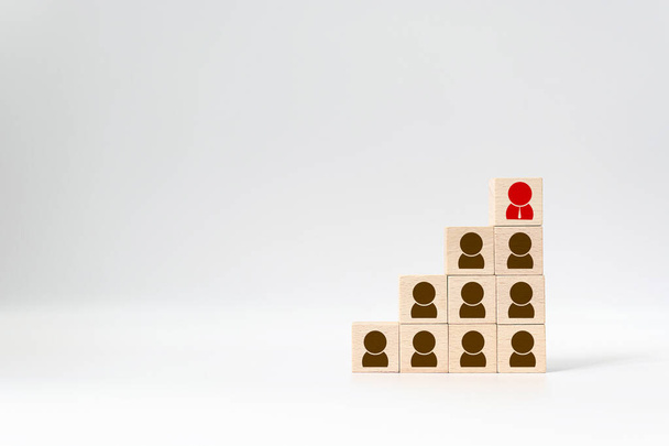 Управление персоналом и талантами и рекрутинг бизнес-концепция, Деревянный куб блок на верхней лестнице - Фото, изображение