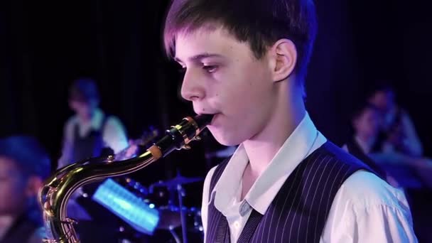 Teenager spielt Saxofon - Filmmaterial, Video