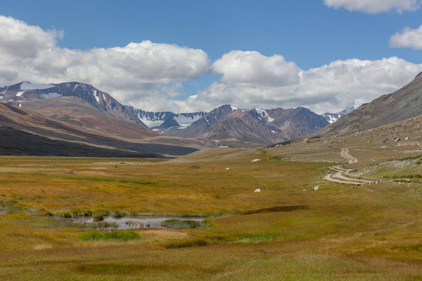 Mongolian landscapes in the Altai Mountains, wide landscape. - Foto, Imagen