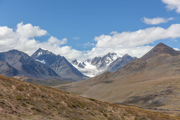 Typical landscapes of Mongolia. mountain slopes and valleys. Altai, Mongolia - Fotoğraf, Görsel