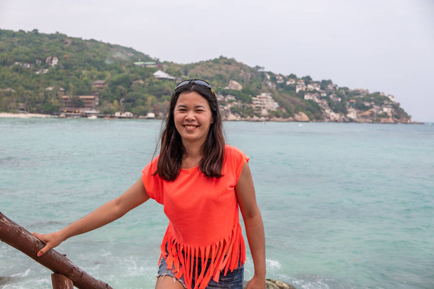 Portrait jeune belle dame thai marcher sourire et heureux sur la plage mer et océan pour les voyages d'agrément en vacances
 - Photo, image