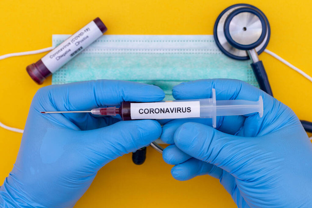 Εργαστηριακές δοκιμές σε ασθενείς δείγματα αίματος για την παρουσία του coronavirus (COVID-19) χέρι κατέχει ένα δοκιμαστικό σωλήνα που περιέχει ένα δείγμα αίματος που δεν έχει το αποτέλεσμα θετικό ή αρνητικό για coronavirus. - Φωτογραφία, εικόνα