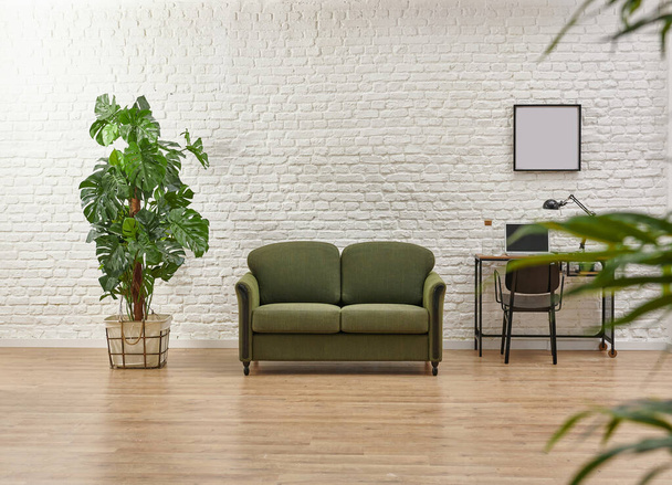 Біла цегляна стіна зелене крісло стиль інтер'єру підсвічування кімнати
. - Фото, зображення