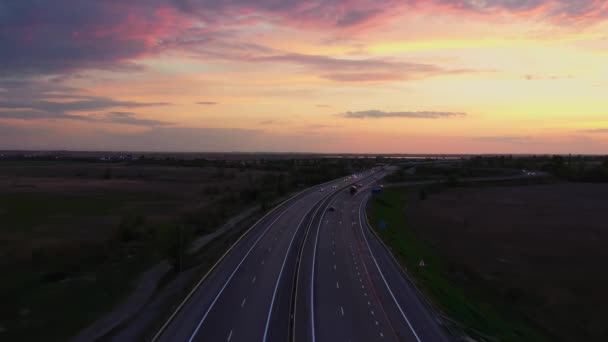 Silniční křižovatka při západu slunce shora, dálnice ve stepi - Záběry, video