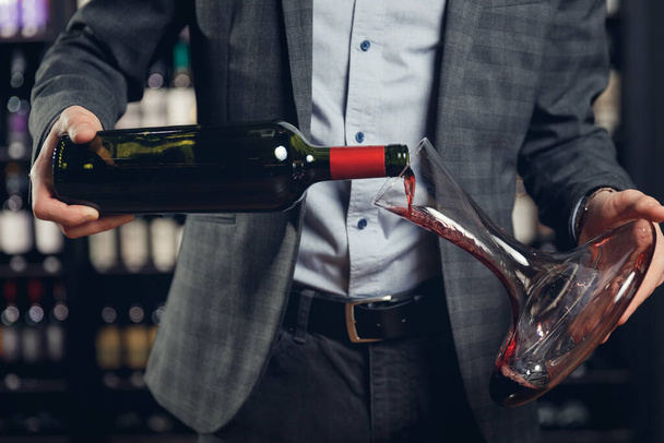 Sommelier ember önti vörösbor decanter a levegőztetés íze és aromája - Fotó, kép