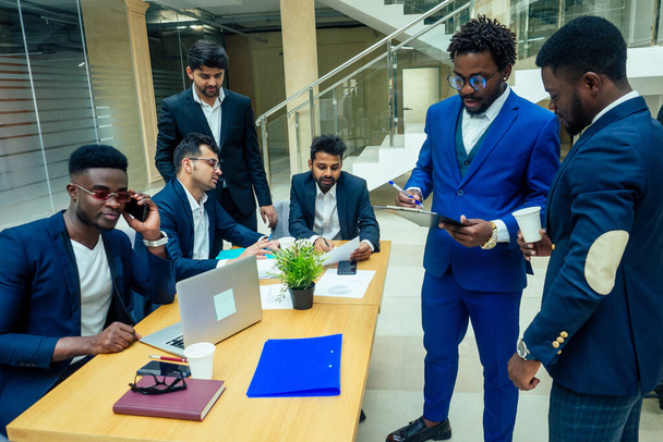 топ-вид на командну роботу високий п'ять група успішних афроамериканських афроамериканців, євро, араб і корейський бізнесмен і бізнесмен - Фото, зображення