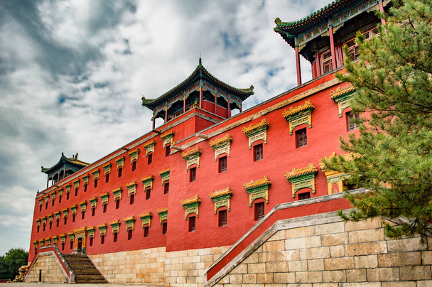 Буддійський храм Путуо Цунчен, один з восьми віддалених храмів Ченде в провінції Хебей, Китай, побудований між 1767 і 1771 роками і змодельований за зразком палацу Потала в Тибеті. - Фото, зображення
