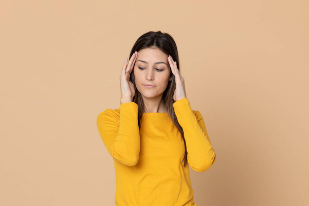 jovem morena vestindo uma camiseta amarela em um fundo amarelo
 - Foto, Imagem