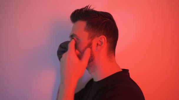 Seitenansicht eines jungen Mannes mit schwarzer Gesichtsmaske. Hände setzen Gesichtsmaske Ohrenschlaufen Seitenansicht - Filmmaterial, Video