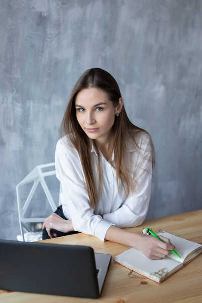внештатный блоггер деловая женщина студентка, работающая с ноутбуком на столе, онлайн обучение покупкам обучения, работа на дому, удаленная работа, на сером фоне, копировальное пространство
 - Фото, изображение
