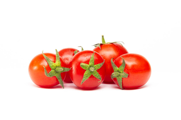 Beyaz arkaplanda izole edilmiş kırmızı kiraz domatesleri - Fotoğraf, Görsel