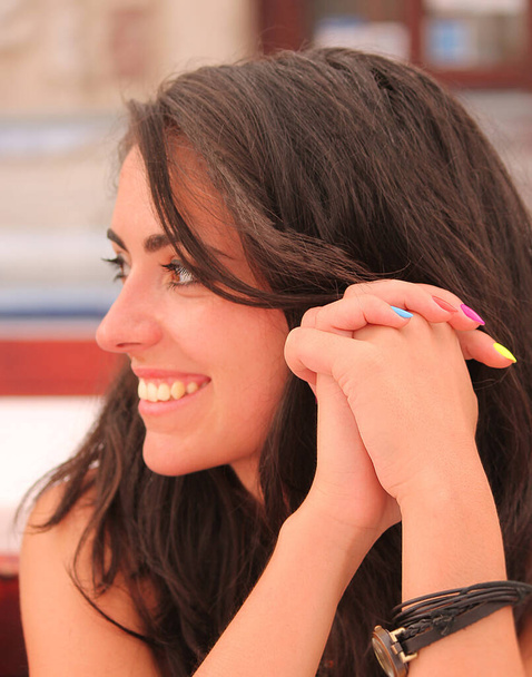 Красива дама з барвистими нігтями посміхається люб'язно
. - Фото, зображення