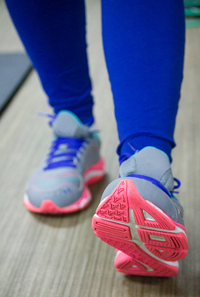 Zapatos deportivos coloridos que dan pasos hacia un estilo de vida saludable
. - Foto, imagen