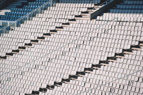 Sillas vacías con luz solar en la tribuna del Estadio Olímpico de Barcelona, España
 - Foto, imagen