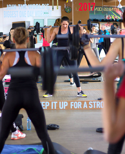 Mujeres haciendo ejercicios enérgicos en clase de fitness en grupo
. - Foto, Imagen