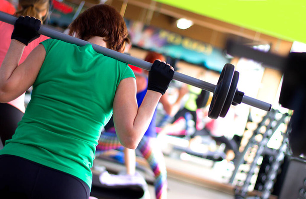 Sztangi używane do zajęć fitness w celu uzyskania mięśni. - Zdjęcie, obraz