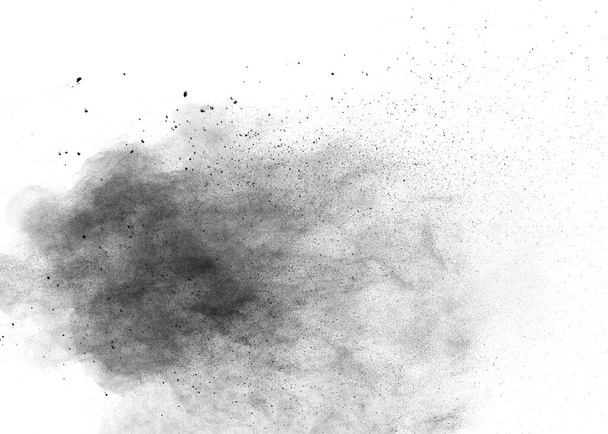 Έκρηξη μαύρης σκόνης σε λευκό φόντο.Μαύρες πιτσιλιές σωματιδίων σκόνης. - Φωτογραφία, εικόνα