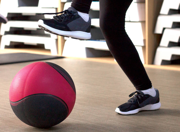 Saltar alrededor de la pelota médica en el gimnasio como ejercicio de resistencia
.  - Foto, Imagen