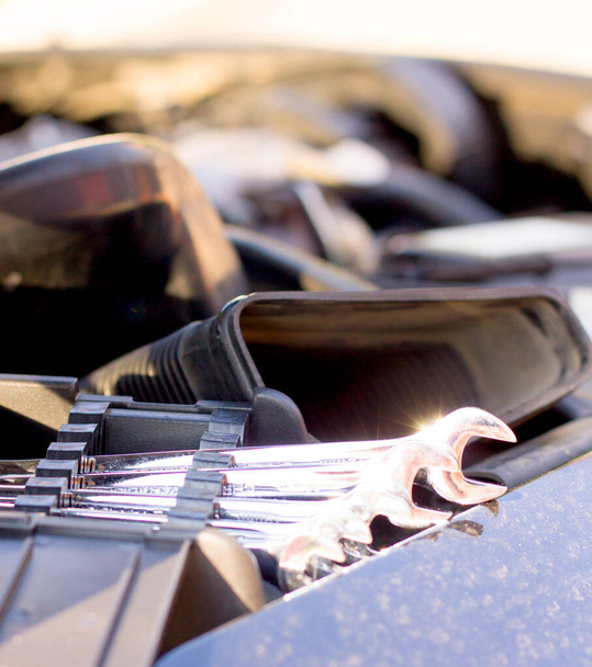 Χρήσιμα εργαλεία στερέωσης για σπασμένο αυτοκίνητο - μεταλλικό κλειδί. - Φωτογραφία, εικόνα