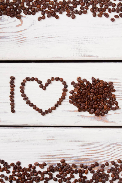 Καβουρδισμένοι κόκκοι καφέ σε σχήμα γράμματος I και καρδιάς. - Φωτογραφία, εικόνα