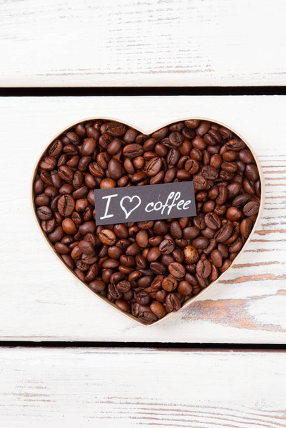Καβουρδισμένοι κόκκοι καφέ που σχηματίζουν καρδιά. - Φωτογραφία, εικόνα