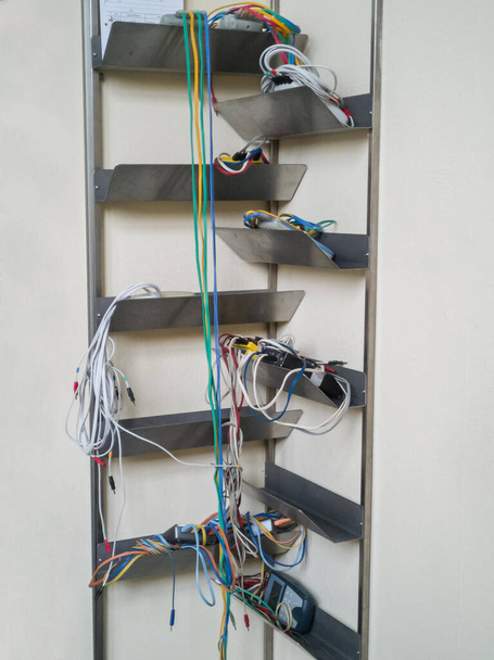 Apparaten en kabels en voor spierelektrostimulatie binnen een medisch centrum. - Foto, afbeelding