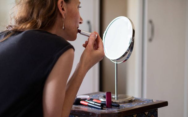 femme appliquant maquillage accent sur le rouge à lèvres
 - Photo, image