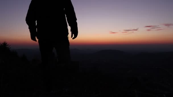 El excursionista finalmente conquistó la montaña y salta al tocón y disfruta de la vista al paisaje checo durante la puesta del sol. El hombre se siente como rey de la naturaleza. Joven chico disfruta de la libertad y el aire fresco
 - Metraje, vídeo
