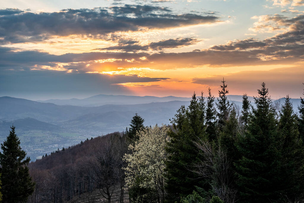 wschód słońca w górach z lasem na pierwszym planie z pięknym niebem, Czechy beskydy Javorovy vrch - Zdjęcie, obraz