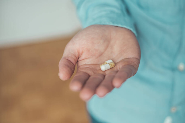 Maschio mano che tiene farmaci o pillole vitaminiche
 - Foto, immagini