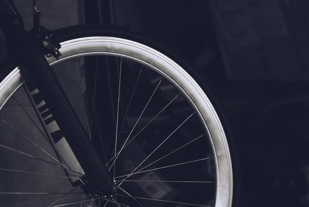 Blanco y negro Primer plano de detalles Radios delanteros de rueda de bicicleta
. - Foto, imagen