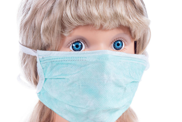 Фигура девушки в медицинской маске изолирована на белом фоне. Защита лица от загрязнения, вируса, гриппа и коронавируса. Здравоохранение и хирургическая концепция
. - Фото, изображение