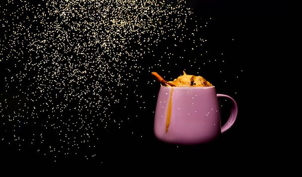 Kreatív sötét háttér Dalgona kávé lila kerámia pohár. Trendi hideg koreai és indiai ital. Természetes nyugtató tónusok csillogással. Közelkép, fénymásolás - Fotó, kép