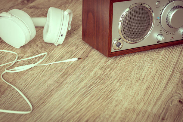  Beyaz kulaklıklı radyo. Yaratıcı dinleme konsepti - Fotoğraf, Görsel
