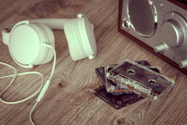  Cassettebandjes, muziekspeler met witte koptelefoon. Retrostijl - Foto, afbeelding