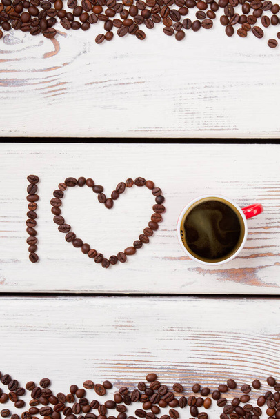 コーヒー豆と赤いマグカップは愛を綴るために使用. - 写真・画像