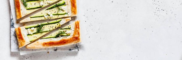 Puff pastelaria abobrinha e tarte de queijo com Dill, banner, espaço de cópia para o seu texto
 - Foto, Imagem