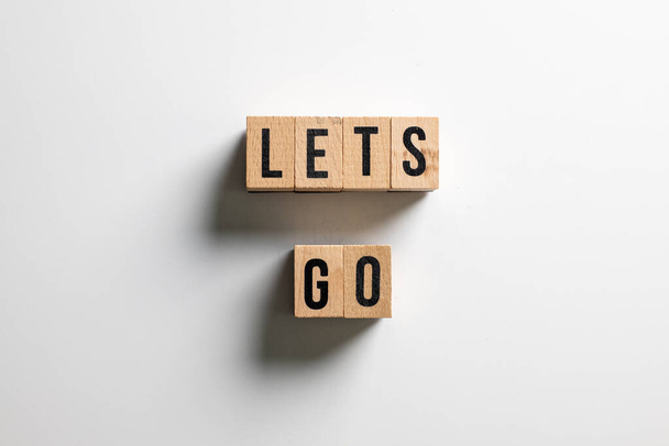 " lets go "κείμενο από ξύλινο κύβο σε λευκό φόντο. - Φωτογραφία, εικόνα