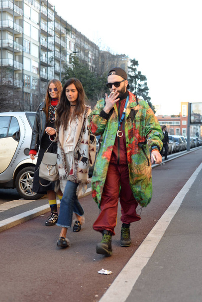 Вулиці і місце Мілана під час Міланського Тижня моди 2017 - Фото, зображення