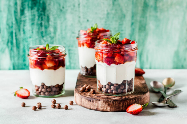 Greek Yoghurt with Strawberries, Honey  and Cereal in Jars - Φωτογραφία, εικόνα