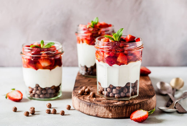 Greek Yoghurt with Strawberries, Honey  and Cereal in Jars - Φωτογραφία, εικόνα
