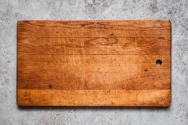 Old Chopping Board on Grey Concrete Background, copy space for your text - Valokuva, kuva