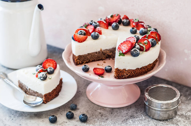Sliced No Bake Ricotta and Gluten-Free Base Cheesecake with Fresh Berries - Foto, afbeelding