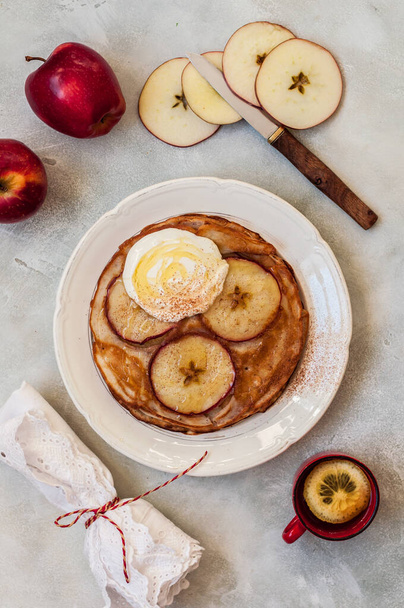 Apple Pancakes with Sour Cream and Honey - Foto, Bild