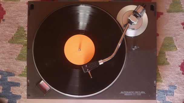 старая виниловая пластинка с обрезкой пути. DJ Turntable with Vinyl Record, Playing, Top View
 - Кадры, видео