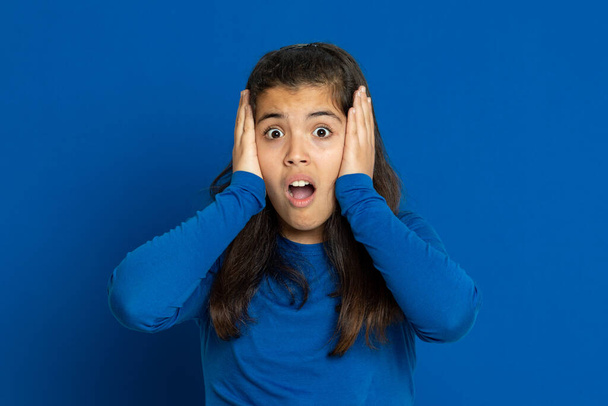 Adorável menina pré-adolescente em um fundo azul
 - Foto, Imagem