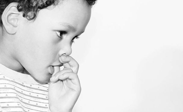 портрет стрессового африканского мальчика, кусающего ногти - Фото, изображение