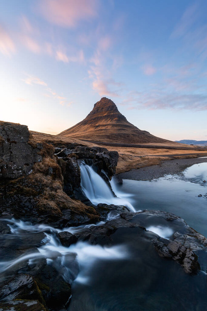 Киркьюфелл является одной из самых живописных и фотографируемых гор в Исландии круглый год. Красивый исландский ландшафт Скандинавии - Фото, изображение