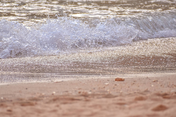 Detail von Sand und Wellen am leeren Strand. Unüberfülltes Reisekonzept. Algarve, Portugal. - Foto, Bild