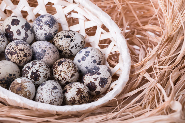 Fresh quail eggs in a basket - Φωτογραφία, εικόνα